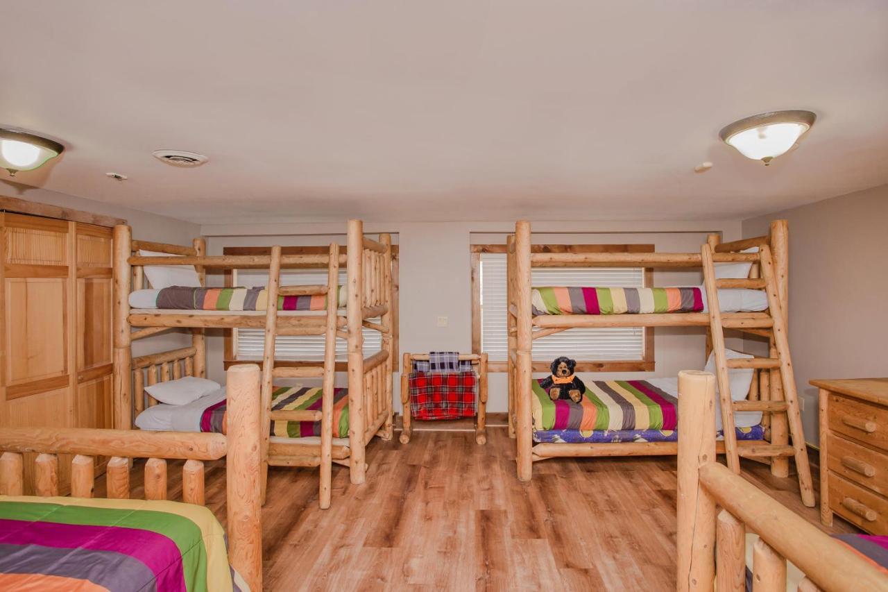Smoky Bear Lodge With Guest House, Hot Tub, 1089 Free Tickets Each Paid Day, Dollywood And More Sevierville Exterior foto