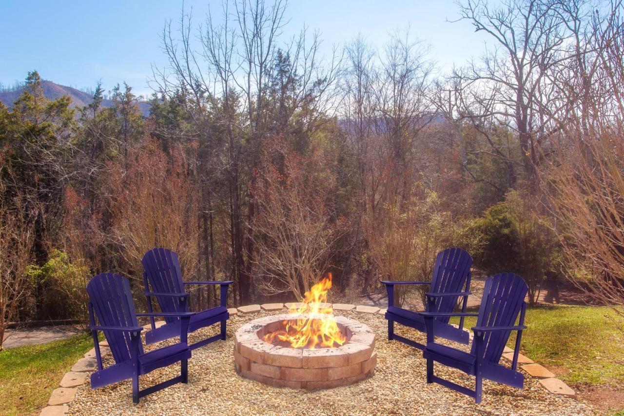 Smoky Bear Lodge With Guest House, Hot Tub, 1089 Free Tickets Each Paid Day, Dollywood And More Sevierville Exterior foto